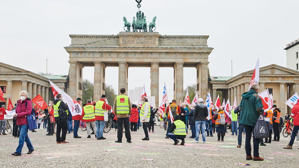 Vor dem Brandenburger Tor findet die DGB-Kundgebung mit Delegationen der Berliner Gewerkschaften statt. (Bild: dpa/Annette Riedl)