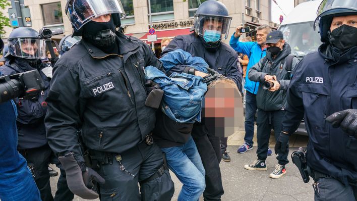 Archivbild: Festnahme bei einer Demonstration am Pfingstwochenende in Berlin. (Quelle: dpa/V. Menck)