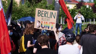«Berlin bleibt bunt» steht auf einem Plakat eines Demonstranten. Proteste verschiedener Gegendemonstranten versammeln sich rund um den Parteitag der AfD. Dieser findet in einem Zelt in Biesdorf statt. (Quelle: dpa/A. Riedl)