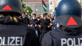 Demonstrierende stehen gegenüber der Bereitschaftspolizei in Neukölln (Quelle: imago-images/Achille Abboud)