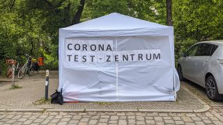 Ein Zelt mit der Aufschrift "Corona Test-Zentrum" steht am 234.05.2021 am Paul-Lincke-Ufer in Berlin Kreuzberg. (Quelle: imago images/Ralf Pollack)