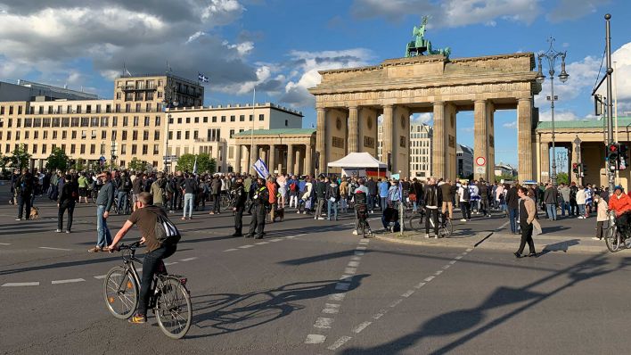 Teilnehmer an einer Demonstration zur Solidarität mit Israel stehen vor dem Brandenburger Tor (Quelle: rbb|24/Jörg Albinsky)