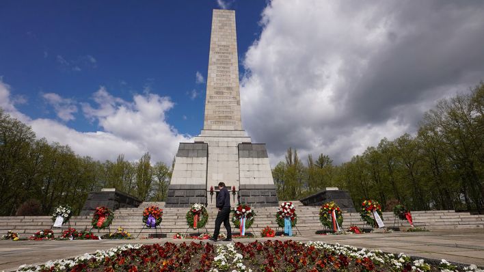 Zahlreiche Kränze liegen nach einer Gedenkveranstaltung zum Ende des Zweiten Weltkriegs am Sowjetischen Ehrenmal Schönholzer Heide. (Quelle: dpa/J. Carstensen)