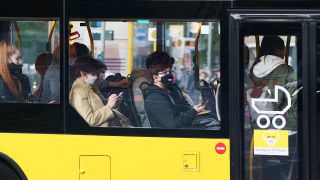 Berlin. Menschen tragen waehrend der Corona-Pandemie in einem Bus der BVG Masken gegen das Coronavirus. (Quelle: dpa/Wolfram Steinberg)