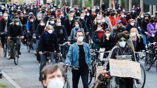 Auf Fahrrädern nehmen Demonstranten an einer Protestaktion der Initiative MyGruni im Villenviertel Grunewald teil. (Quelle: dpa/Riedl)