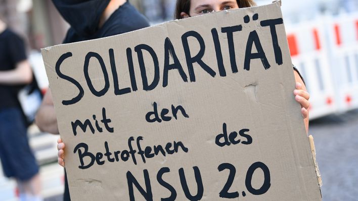 Archivbild: Ein Demonstrantin hält während einer Kundgebung ein Plakat mit der Aufschrift «Solidarität mit den Betroffenen des NSU 2.0». (Quelle: dpa/A. Dedert)