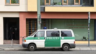 Ein Polizeifahrzeug steht vor dem Thusnelda von Saldern Haus, ein Teil der Einrichrtung Oberlinhaus (Bild: dpa/Soeren Stache)