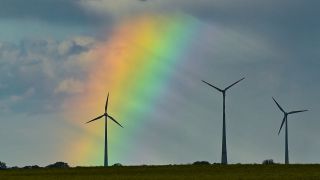 Ein Regenbogen leuchtet hinter Windenergieanlage im Landkreis Märkisch-Oderland (Quelle: dpa-Zentralbild/Patrick Pleul)