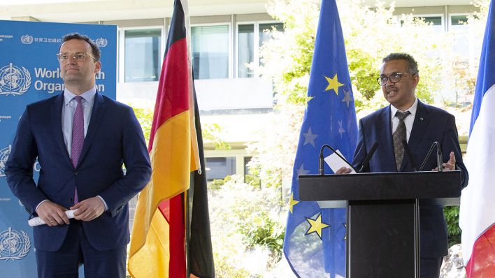Archivbild: Gesundheitsminister Jens Spahn (li.) neben dem Generaldirektor der WHO Tedros Adhanom Ghebreyesus. (Quelle: dpa/S. Nolfi)