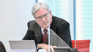 Jörg Steinbach (SPD), Brandenburger Minister für Wirtschaft, Arbeit und Energie, verfolgt die Aktuelle Stunde der Landtagssitzung (Bild. dpa/Soeren Stache)