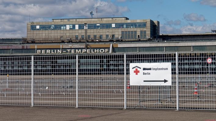Archivbild: Corona Impfzentrum im ehem. Flughafen Tempelhof. (Quelle: dpa/GTI)