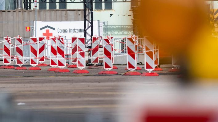 Warnbaken vor dem Impfzentrum im ehemaligen Flughafen Berlin-Tempelhof (Quelle: dpa/Christophe Gateau)