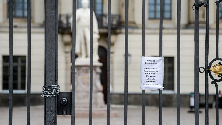 Der Eingang zur Humboldt-Universität ist geschlossen. (Quelle: dpa/Jens Kalaene)