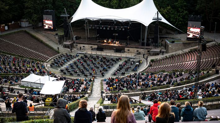 Archivbild: Zuschauer verfolgen das Konzert von Helge Schneider unter Hygiene-Auflagen auf der Waldbühne. (Quelle: dpa/F. Sommer)