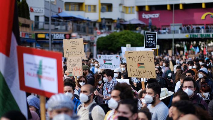 Eine pro-palästinensische Demonstration zieht durch den Berliner Stadtteil Kreuzberg (Bild: imago images/K.M.Krause)