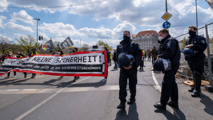 Demonstranten am Platz der Luftbrücke in Berlin. Das Bündnis, bestehend aus 63 Bewegungen, Initiativen und verschiedensten zivilgesellschaftlichen Gruppen, fordert die konsequente Aufklaerung unzaehliger rassistischer Vorfaelle in den Reihen der Polizei. (Bild: imago/epd)