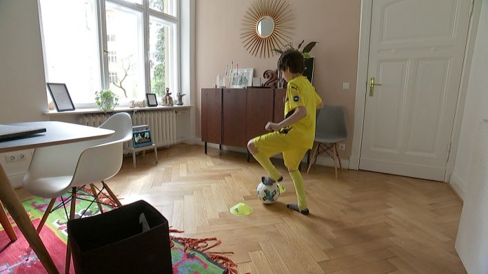 Fußball-Training im Wohnzimmer / rbb