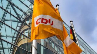 Flaggen vor dem Konrad-Adenauer-Haus in Berlin (Quelle: imago images/Rothermel)
