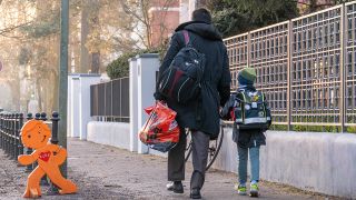 Schüler auf dem Weg zur Schule (Quelle: www.imago-images.de/Stefan Zeitz)