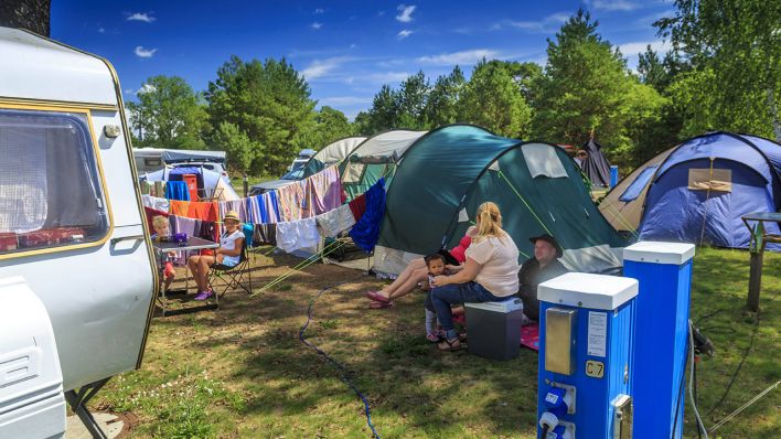 Archvibild: Ein sommerlicher Campingplatz mit BesuchererInnen im Spreewald, Brandenburg. (Quelle: imago images/R. Weisflog)