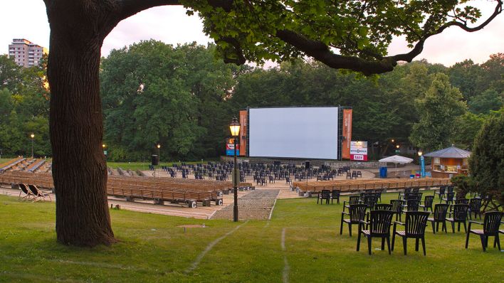 Freiluftkino in Berlin-Friedrichshain (Quelle: imago images/Christian Behring)