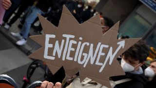 Schild mit der Aufschrift "ENTEIGNEN" (Quelle: imago-images/Müller-Stauffenberg)