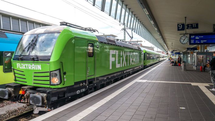 Archivbild: Ein Flixtrain hält an einem Bahnhof der Deutschen Bahn. (Quelle: imago images/R. Wölk)