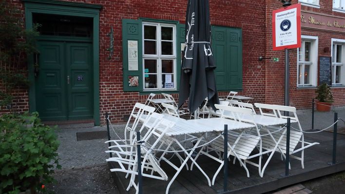 Archivbild: Stühle und Tische stehen vor einem geschlossenen Restaurant in Potsdam. (Quelle: imago images/M. Müller)