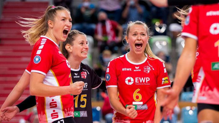 Volleyballerin Antonia Stautz jubelt mit ihren Mitspielerinnen (Quelle: imago images/Jan Huebner)