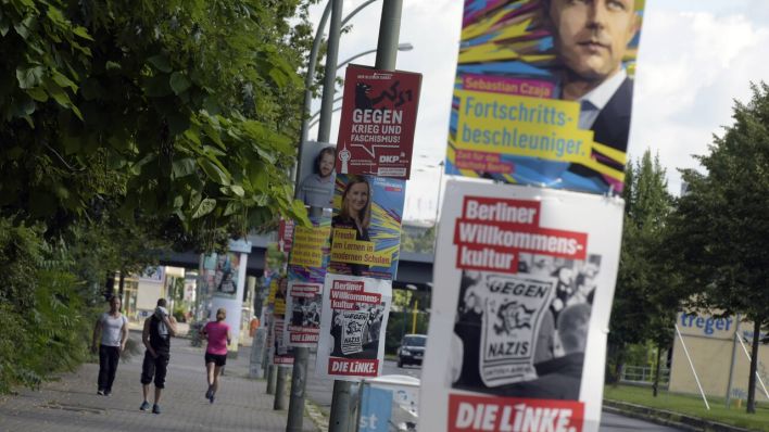 Walplakate bei der AGH-Wahl im Jahr 2016 an Laternenpfosten (Bild: imago images/Seeliger)