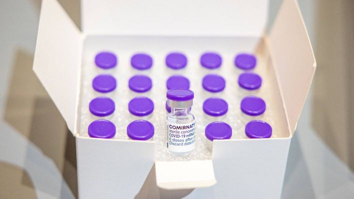 Biontech-Impfstoffdosen in einer Verpackung (Bild: imago images/Eibner)