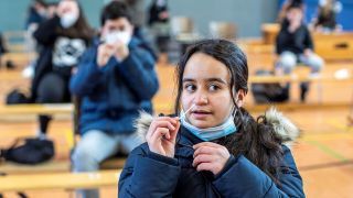 Schüler in Duisburg machen einen Corona-Selbsttest (Bild: imago images/Christoph Reichwein)