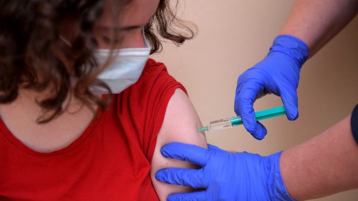 Mädchen wird geimpft - Symbolbild (Bild: imago images/MiS)
