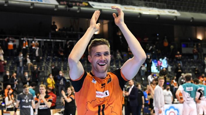 Volleyballer Cody Kessel klatscht für Fans (Quelle: Imago Images / Sebastian Räppold / Matthias Koch)