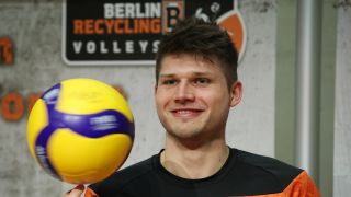Ruben Schott mit Volleyball