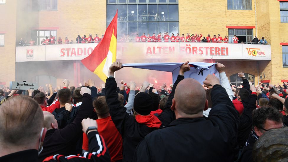 Union-Fans feiern vor dem Stadion (Quelle: imago images/Matthias Koch)