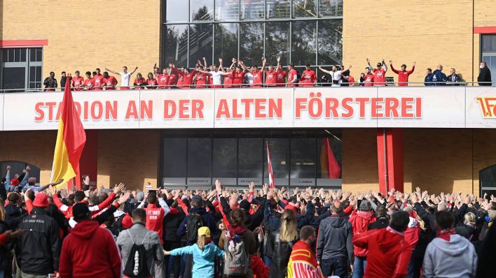 Mannschaft feiert vor dem Stadion mit Union-Fans / IMAGO / Matthias Koch