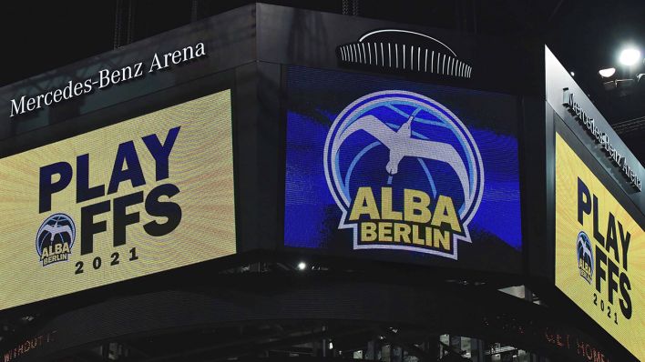 Anzeigewürfel in der Mercedes-Benz-Arena mit Alba-Berlin-Bildern (Quelle: imago images/Jan Huebner)