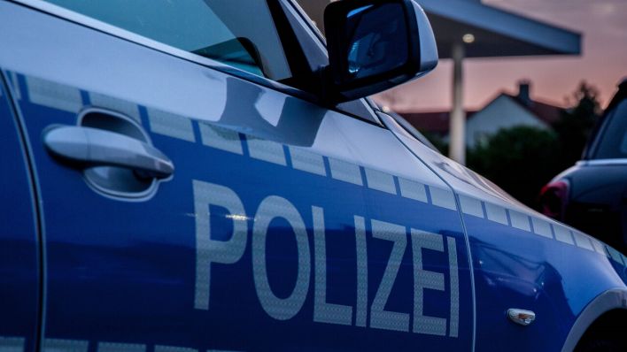 Einsatzfahrzeug der Polizei mit Schriftzug (Quelle: imago-images/K. Schmitt)