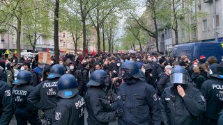 Polizeibeamte und Demonstrierende stehen während der Demonstration am 1.Mai dicht gedrängt beieinander (Bild: rbb/Schöbel)