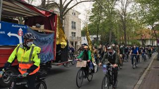 Der Fahrradkorso "MyGruni" protestiert am 01.05.2021 im Bezirk Grunewald (Bild: rbb/Streim)