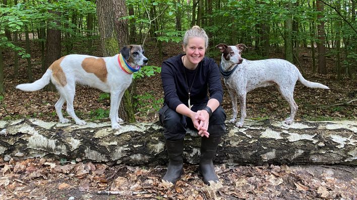 Hundeführungstrainerin Svenja Rother und ihre Mischlinge Matilda und Freda im Mai 2021. (Quelle: rbb/Lena Petersen)