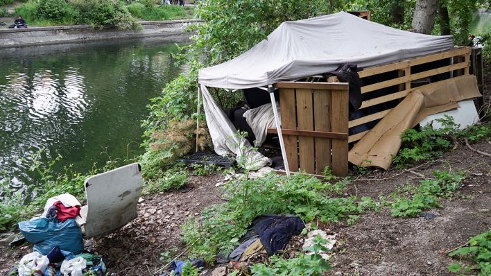 Am Landwehrkanal steht eine provisorisch eingerichtete Behausung einer obdachlosen Person (Bild: rbb/Marcel Trocoli Castro)