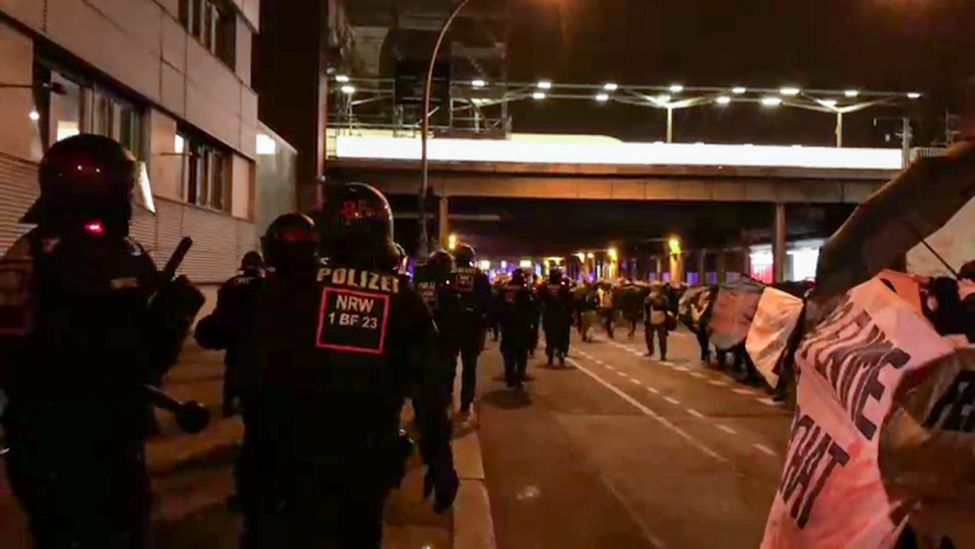 Polizeibeamte und Demonstrierende laufen am 30.04.2021 durch Berlin (Bild: rbb24)