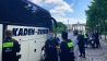Ein Reisebus von "Kaden Reisen" aus Plauen, die zu jeder Querdenker-Demo Touren anbieten, wird von der Polizei auf der Straße des 17. Juni angehalten und kontrolliert. (Quelle: rbb/O. Sundermeyer)