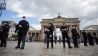 Polizisten stehen am Rande einer Kundgebung gegen die Corona-Maßnahmen vor dem Brandenburger Tor. (Quelle: dpa/C. Soeder)
