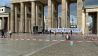 <<Gradeausdenken - Rave>> Gegen-Querdenker-Kundgebung am Brandenburger Tor. (Quelle: rbb)