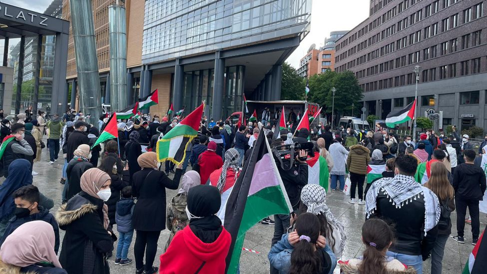 Pro-Palästina-Kundgebung am Potsdamer Platz. (Quelle: rbb)