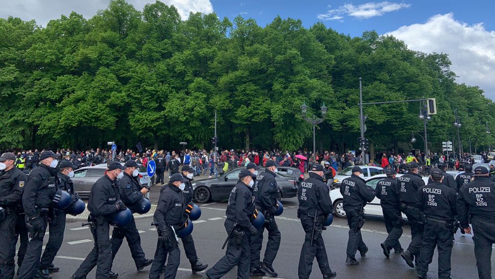 Polizei löst Menschenansammlung gegenüber vom Platz des 18. März am Brandenburger Tor auf. (Quelle: rbb/O. Sundermeyer)