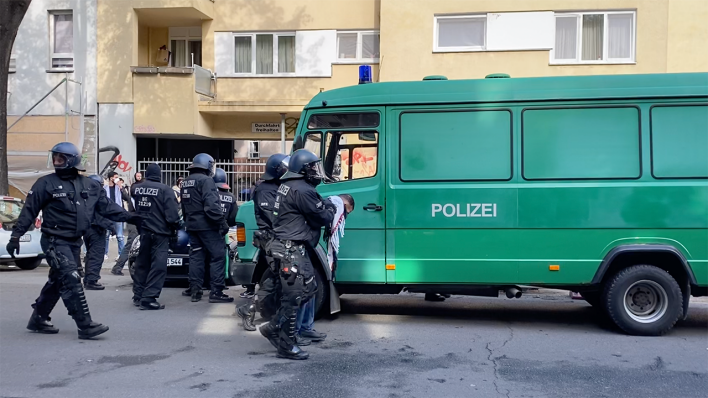 Die Polizei nimmt am 15. Mai 2021 am Rande einer Pro-paläsistinensischen Demonstration in Berlin einen Mann fest. (Quelle: rbb/Petersen